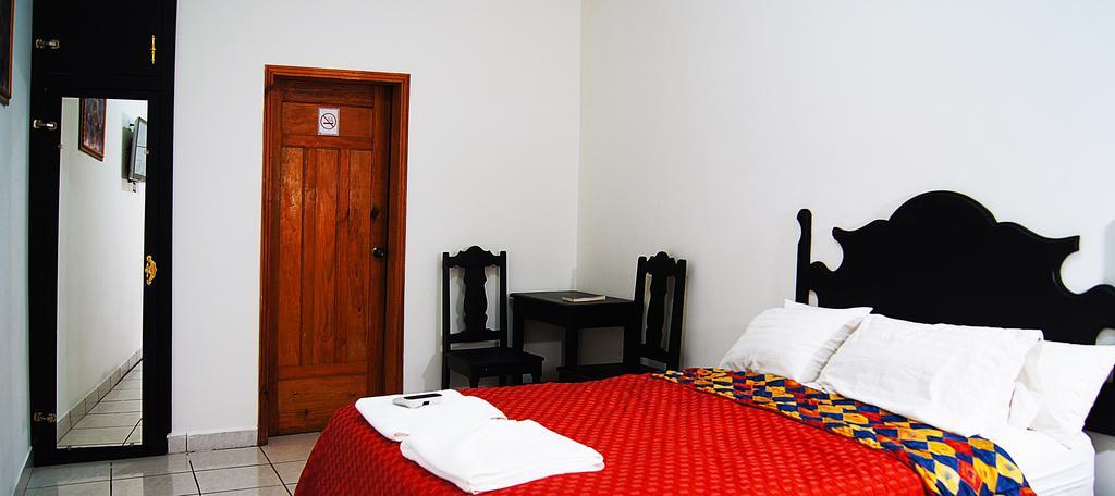 Uw Oasis Hotel La Ceiba Kamer foto