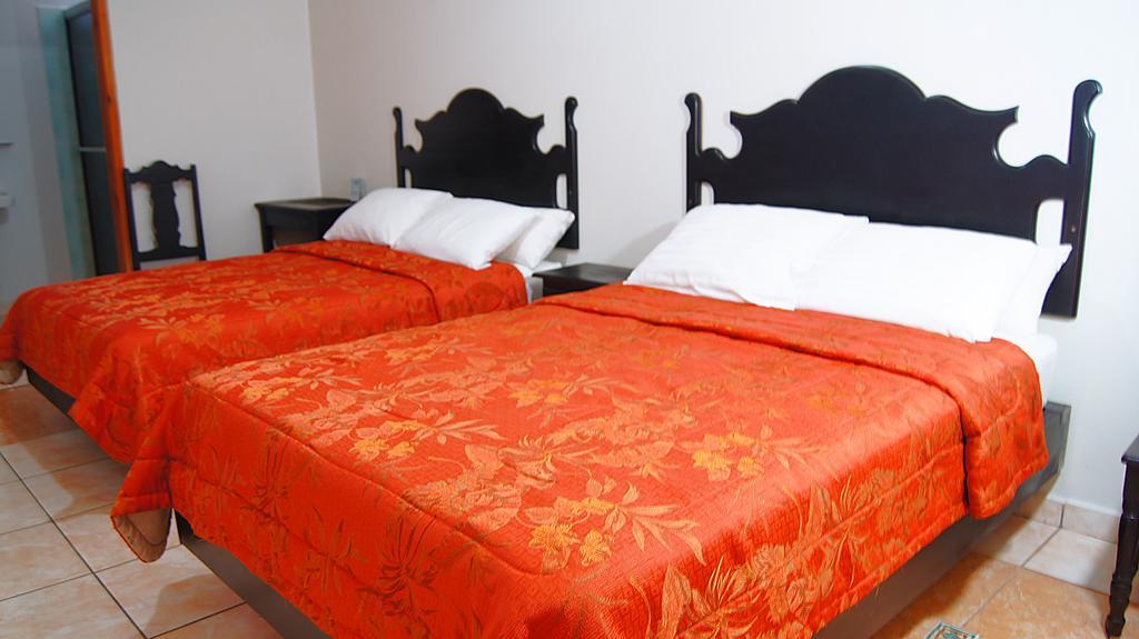 Uw Oasis Hotel La Ceiba Kamer foto
