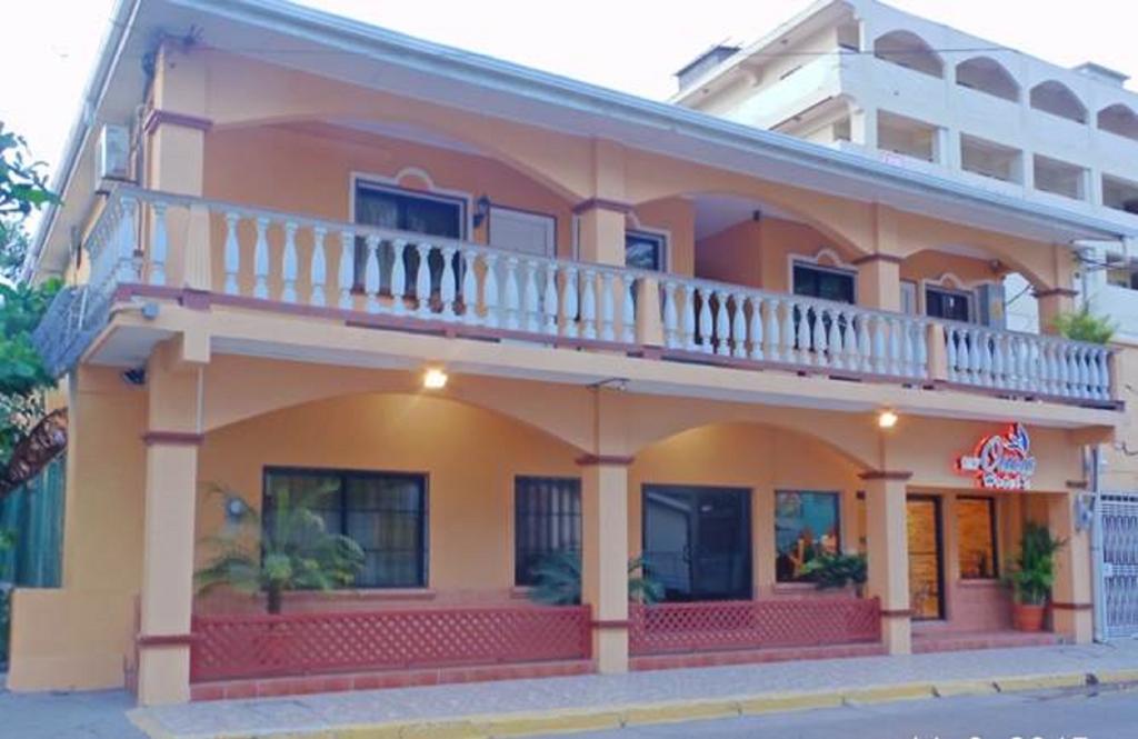 Uw Oasis Hotel La Ceiba Buitenkant foto