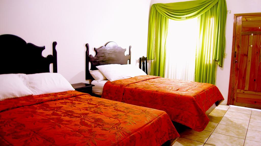 Uw Oasis Hotel La Ceiba Kamer foto