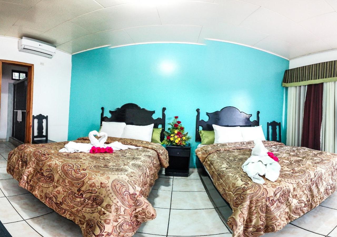 Uw Oasis Hotel La Ceiba Buitenkant foto