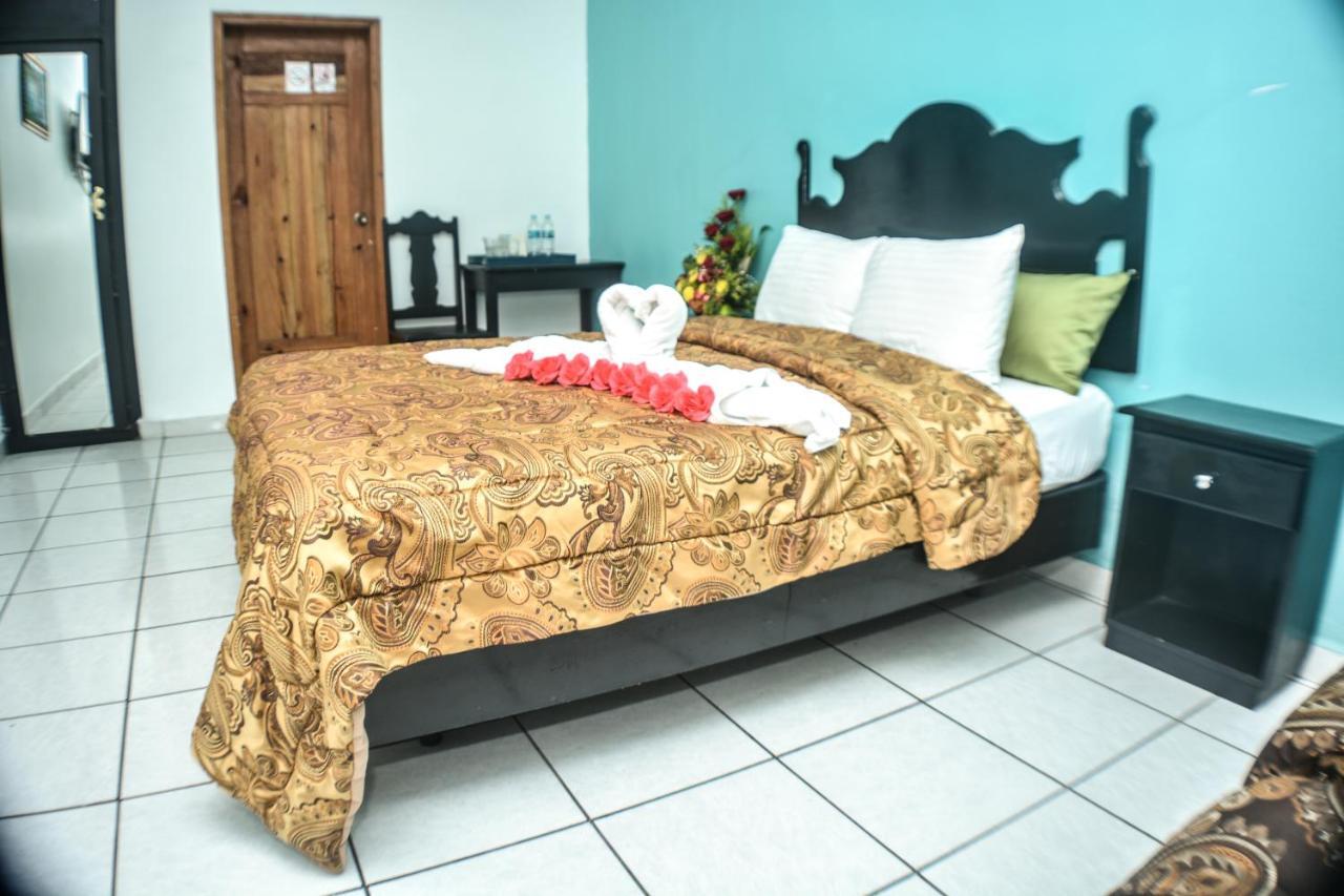 Uw Oasis Hotel La Ceiba Buitenkant foto